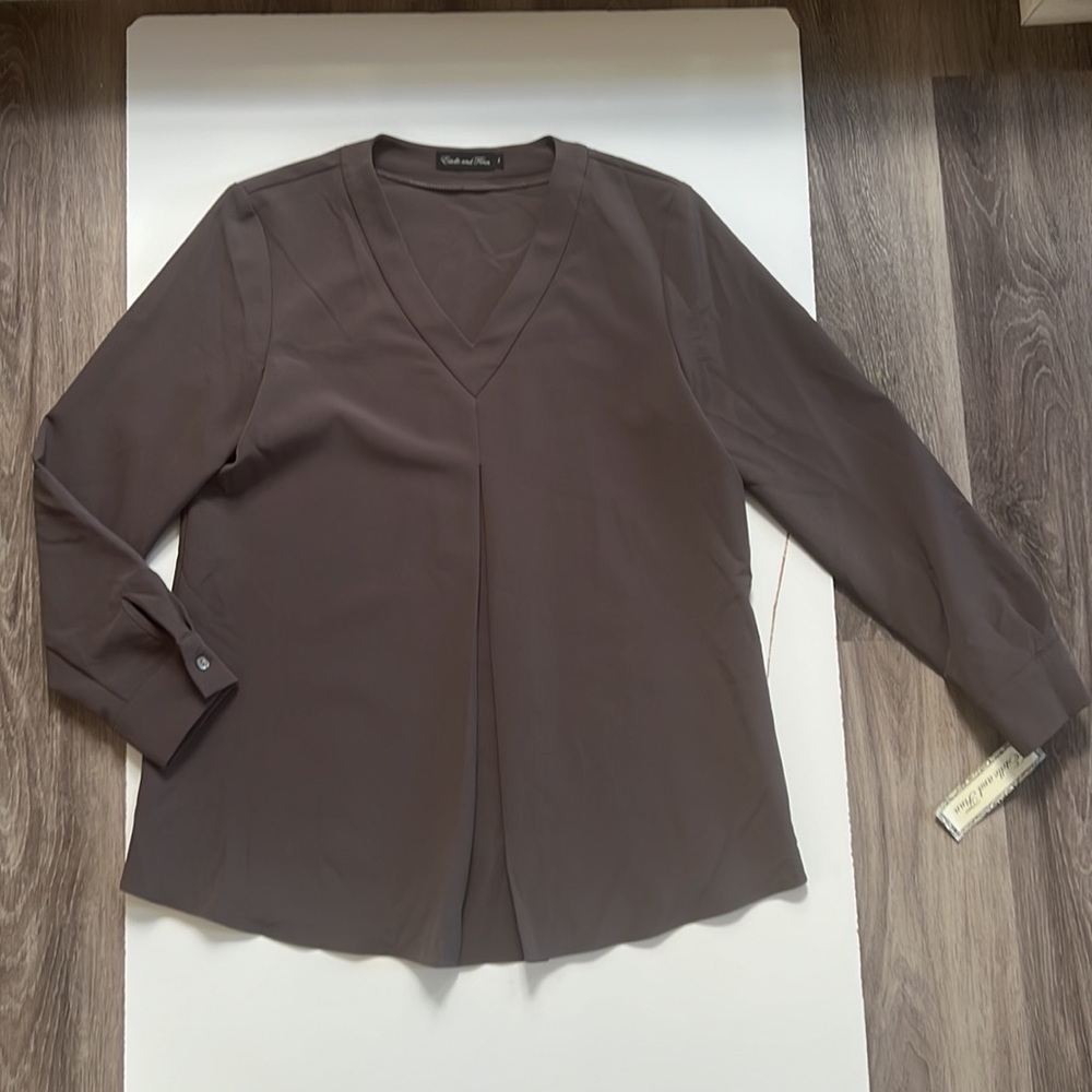 Estelle and Finn V neck  Top in Taupe Small